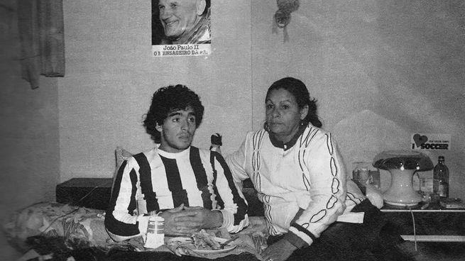 Maradona gastó su primer sueldo como futbolista en agasajar a su mamá.