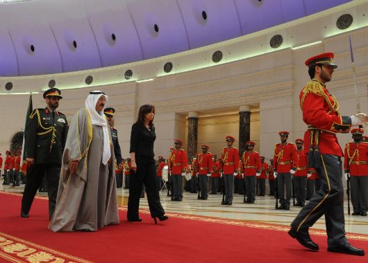 En busca de atraer inversiones, Cristina comenzó su gira por Kuwait (foto 1)