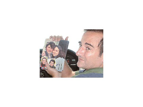Juan Carlos Lecompte muestra volantes con las fotos de los hijos de Ingrid antes de arrojarlos sobre la selva colombiana.La política pasó ayer en cautiverio su cumpleaños número 46.