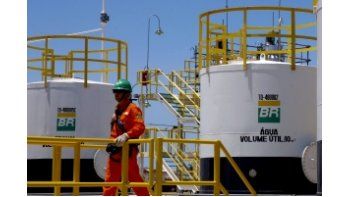 Petrobras espera exportar 50% más de crudo en 2015