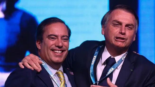El presidente de Brasil, Jair Bolsonaro, y el acusado titular de Caixa, Pedro Guimarães.