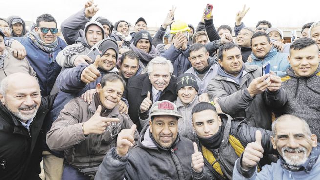 Entrega. Alberto Fernández en Ensenada durante el acto de entrega de 224 viviendas.