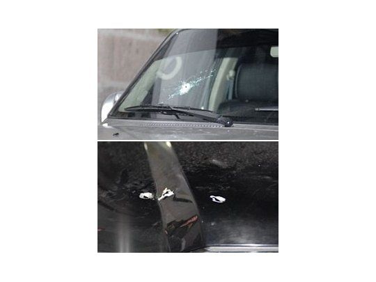 La Nissan Patrol que utilizó el Ejército para liberarlo del Hospital policial tiene cuatro impactos de bala de alto calibre. El parabrisas blindado evitó que uno de los tiros alcance al mandatario, que viajó en ese lugar.