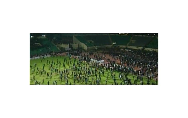 El momento en el que los hinchas invadieron el campo de juego.