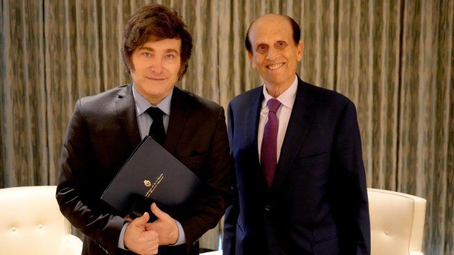 Milei estuvo acompañado por el ministro de Economía, Luis Caputo, y el embajador argentino en EEUU, Alejandro Oxenford.