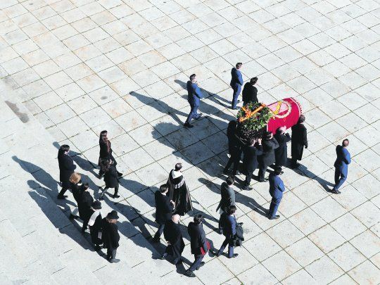 Salida. Ocho familiares de Francisco Franco sacaron a hombro su f&eacute;retro del mausoleo del Valle de los Ca&iacute;dos.