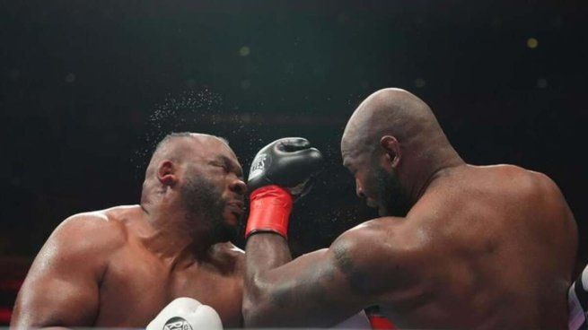 El insólito momento en el que se le vuela la peluca al pugilista