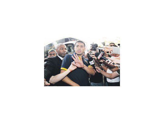 Juan Román Riquelme, asediado por los periodistas a su llegada al hotel. Boca juega esta noche a las 22 ante Corinthians en San Pablo.
