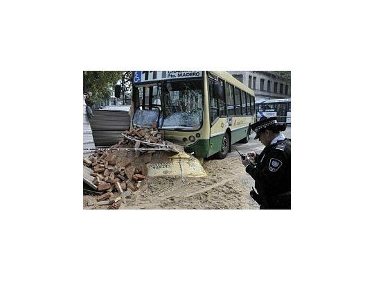 Al menos cuatro personas resultaron con lesiones por el accidente.