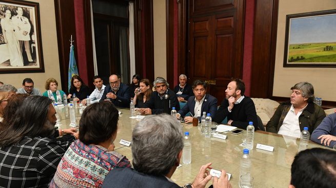 El gobernador Axel Kicillof encabezó el encuentro con los gremios bonaerenses.