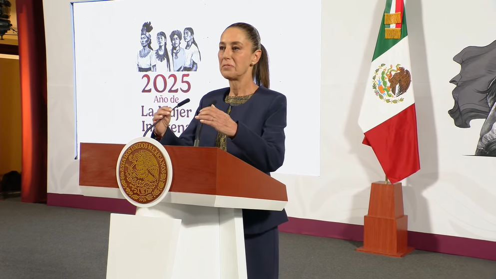 Claudia Sheinbaum habla este martes desde el Palacio Nacional.