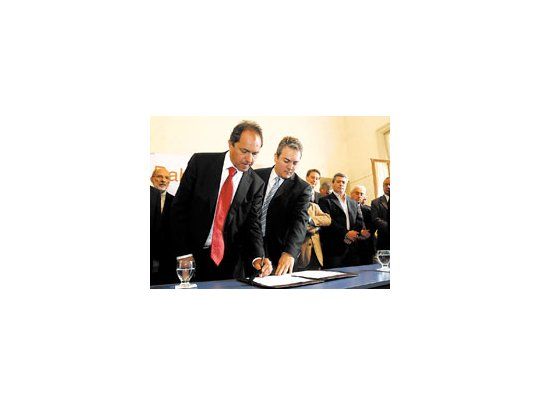 Daniel Scioli, junto al intendente de Bahía Blanca, Cristian Breinstestein, ayer durante la firma de la adhesión al Fondo Federal Sojero.