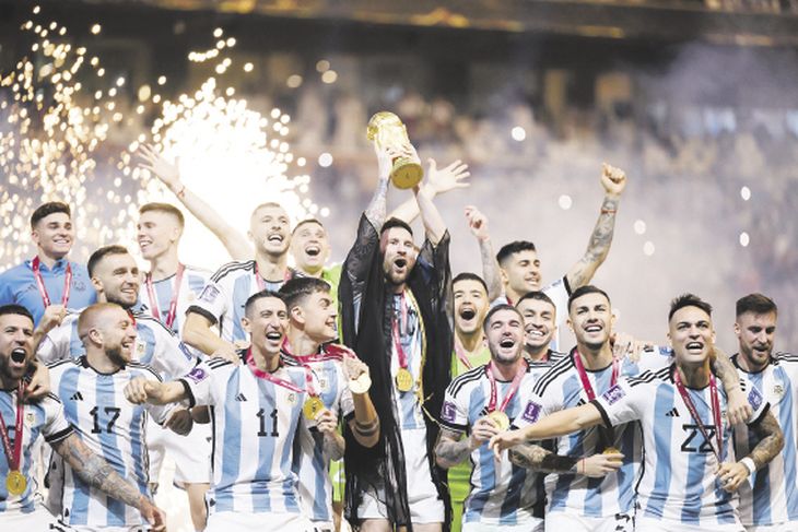 Momento histórico. Para la Selección argentina y para Messi que levantaba hace un año la Copa del Mundo tras vencer en los penales a Francia. La Scaloneta le daba un 18 de diciembre la tercera estrella a la Argentina. Momento histórico. Para la Selección argentina y para Messi que levantaba hace un año la Copa del Mundo tras vencer en los penales a Francia. La Scaloneta le daba un 18 de diciembre la tercera estrella a la Argentina.