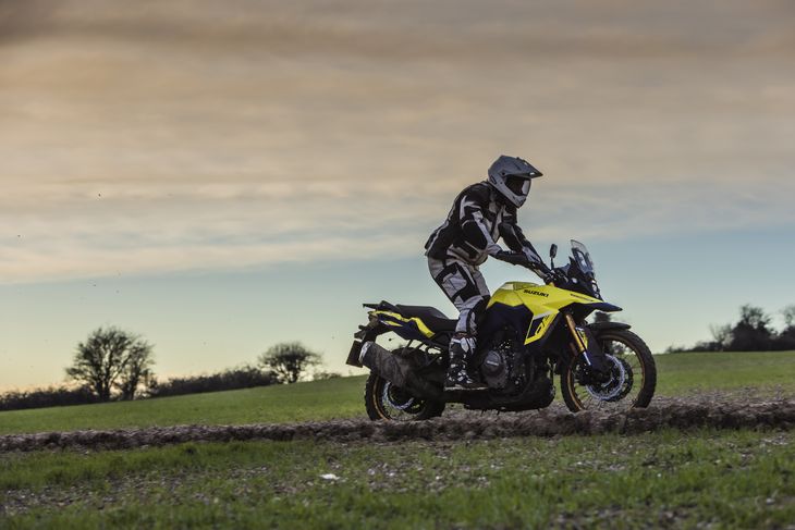 Thanks to its 4-stroke bicilindrical engine, the 776cc and its 6-speed box, the V-Strom 800 is capable of delivering a total power of 83 hp to 8,500 rpm. Thanks to its 4-stroke bicilindrical engine, the 776cc and its 6-speed box, the V-Strom 800 is capable of delivering a total power of 83 hp to 8,500 rpm.