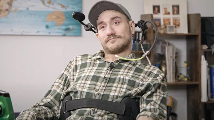 Esta tecnología traduce la actividad cerebral en comandos digitales, lo que permite a Arbaugh interactuar con el mundo sin mover un músculo.