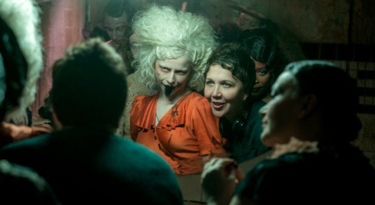 La directora Maggie Gyllenhaal junto a Jessie Buckley en el set de filmación. La directora Maggie Gyllenhaal junto a Jessie Buckley en el set de filmación.