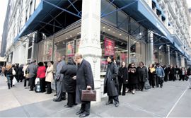 En fila, los desocupados esperan para ingresar a una feria de empleos en el Metropolitan Pavilion de Nueva York. La destrucción de puestos de trabajo no cede en Estados Unidos y el desempleo llegaría al 10% este año.