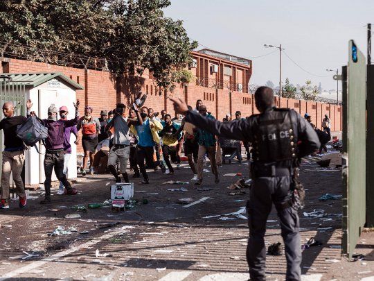 Sudáfrica lleva cinco días consecutivos de protestas por el encarcelamiento del expresidente Jacob Zuma.