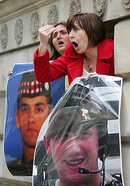 Madres de soldados británicos muertos en la guerra de Irak repudian a Blair