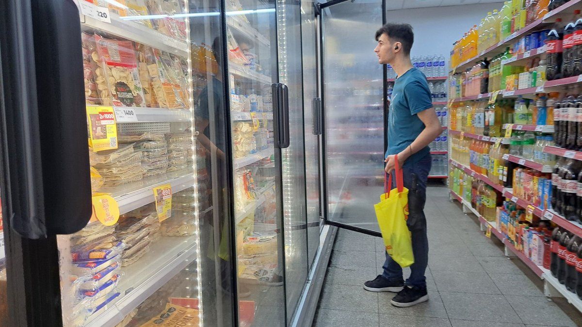 Mass consumption fell 20.4% in April