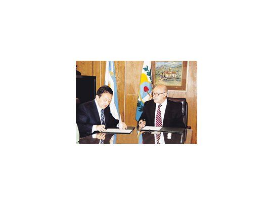 El gobernador Jaque y Ciácera, durante la firma del convenio.
