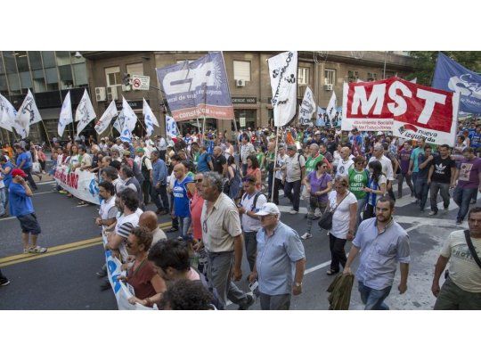 En la ciudad de Buenos Aires los manifestantes comenzaron esta mañana a concentrarse en la esquina de la Avenida de Mayo y 9 de Julio para marchar hacia Plaza de Mayo donde se realizará el acto principal.