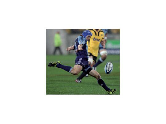 La colgó. Munro, de Blues, despeja ante el asedio de Hurricanes.