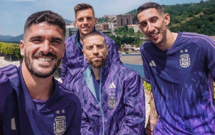 la seleccion presento su camiseta suplente para el mundial