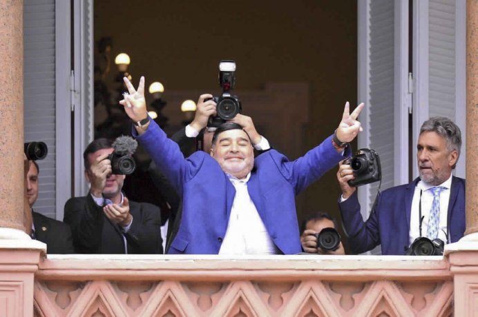 Diego Maradona en una de sus tantas veces en el balcón de la Casa Rosada. Me sentí presidente, confesó en el 86.