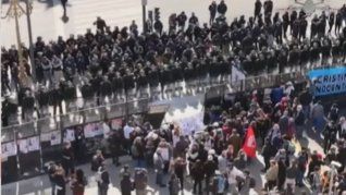 La única fuerza apostada en el operativo fue la Policía Federal Argentina, que dispuso barreras físicas para impedir que la manifestación detuviera el tránsito en una zona neurálgica de la ciudad. La única fuerza apostada en el operativo fue la Policía Federal Argentina, que dispuso barreras físicas para impedir que la manifestación detuviera el tránsito en una zona neurálgica de la ciudad.