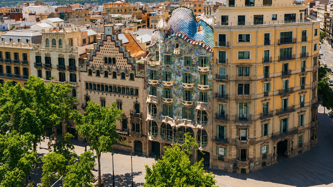 La Casa Batlló, la obra maestra de Gaudí sin una sola línea recta que fue declarada Patrimonio de la Humanidad por la UNESCO