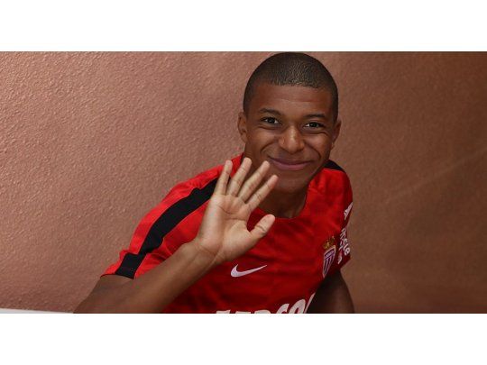En una extraña operación, PSG selló la llegada de Mbappé