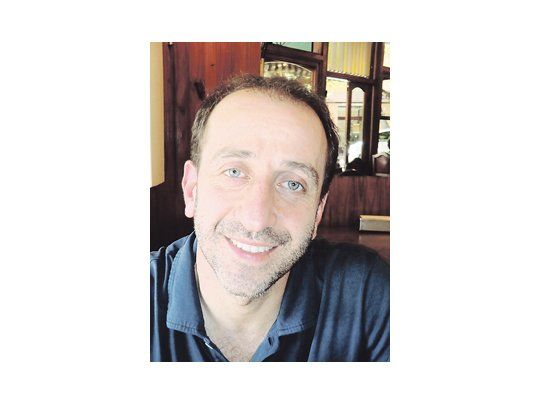 Ernesto Semán: «El personaje de mi novela llega a los 70 porque va en busca de su infancia, no porque fuera en busca de los 70. Literariamente, no me interesa esa década».