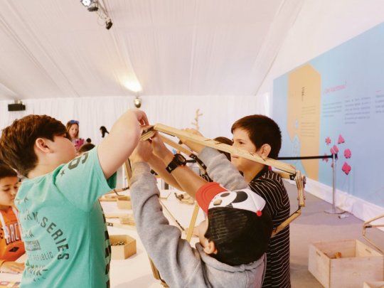 inclusión. Niños y jóvenes participan activamente en las estaciones temáticas de&nbsp; Misión Ciencia.