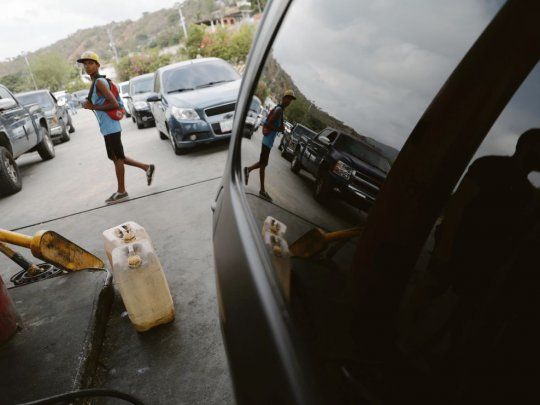 una imagen sorprendente. Colas interminables y bidones para llevar nafta en una estación de servicio de Venezuela, donde los combustibles son prácticamente gratuitos. Ahora escasean agudamente.