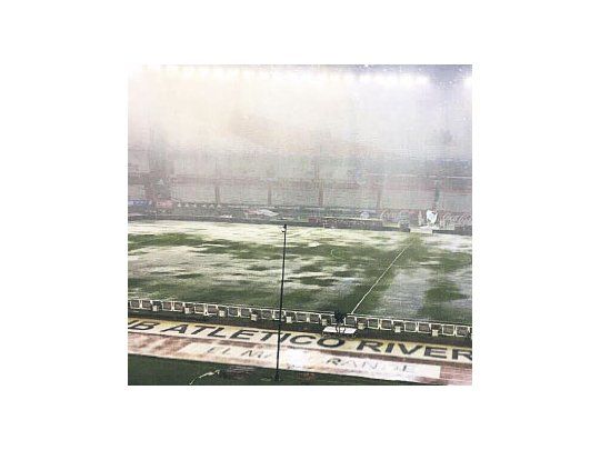 Así lucía el campo de juego del  estadio Monumental cuando arreciaba el temporal. El clásico se jugará hoy, desde las 21.