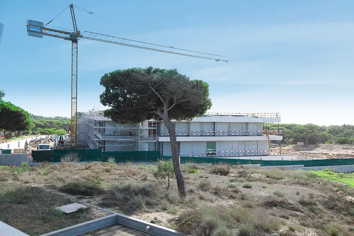 The billionaire's works generate discomfort among the residents of Cascais.
