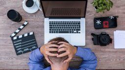Burnout. Por lo que las personas que padecen este síntoma tienden a faltar más al trabajo, expresan sus emociones de manera más intensa y enfrentan más conflictos interpersonales.
