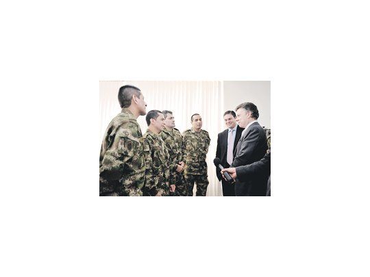 El presidente Juan Manuel Santos visitó a los liberados en un hospital de Bogotá. El mandatario exigió a las FARC una demostración contundente de rendición.