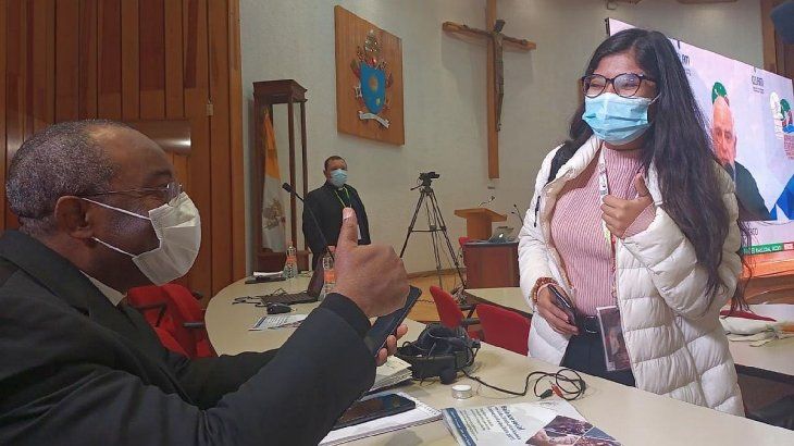 Obispo de Haití y la más joven de la Asamblea, Paola, 19 años, la única de Bolivia.