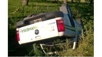 La camioneta volcada al costado de la ruta.