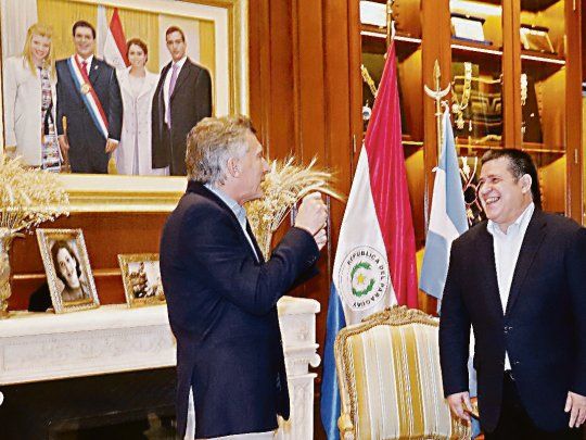 DIÁLOGOS Y ESPECULACIONES. Mauricio Macri visitó el lunes a Horacio Cartes en su residencia de Asunción. El tema de la charla, no informado, desató intensas especulaciones en Paraguay y Argentina.&nbsp;
