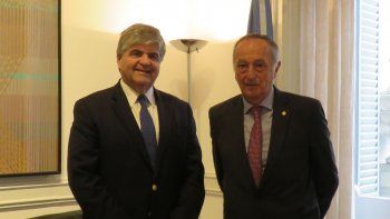 El presidente de YPF, Miguel Gutiérrez, junto al titular de la UIA, Miguel Acevedo.&nbsp;