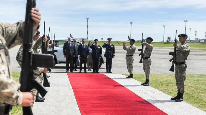 El presidente Luis Lacalle Pou en su regreso a Uruguay desde China.