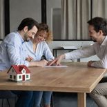 Una pareja avanza en la firma de su vivienda, en un contexto donde la protección legal del hogar y el asesoramiento notarial resultan claves para resguardar el patrimonio familiar Una pareja avanza en la firma de su vivienda, en un contexto donde la protección legal del hogar y el asesoramiento notarial resultan claves para resguardar el patrimonio familiar