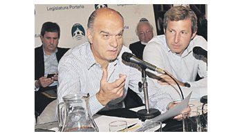 El ministro de Hacienda porteño, Néstor Grindetti, y el titular de la Comisión de Presupuesto, Rogelio Frigerio, ayer en la primera ronda sobre el proyecto de Presupuesto 2014 que envió Mauricio Macri a la Legislatura.