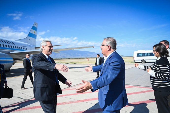 Alberto Fernández fue recibido por Raúl Jalil y Lucía Corpacci en el aeropuerto de Catamarca.