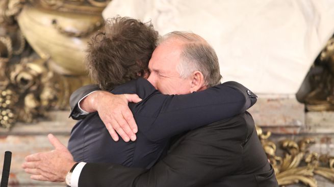 Javier Milei abraza a Gerardo Werthein durante la&nbsp; ceremonia de jura.