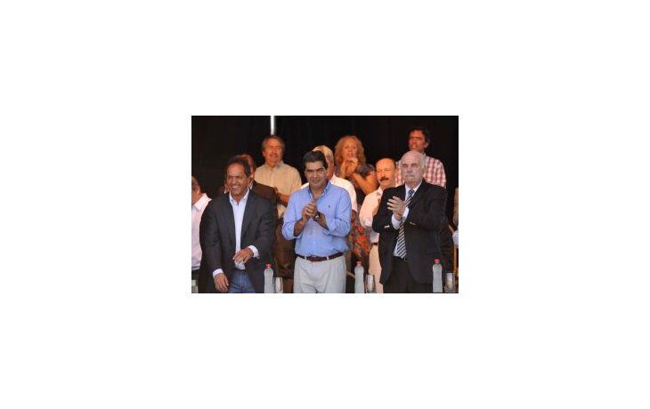 El jefe de Gabinete, Jorge Capitanich, encabezó un acto de entrega de subsidios, en la sede del Inta Castelar. De la ceremonia tomaron parte además el gobernador bonaerense, Daniel Scioli; el secretario general de la Presidencia, Oscar Parrilli, y 33 intendentes de la provincia de Buenos Aires.