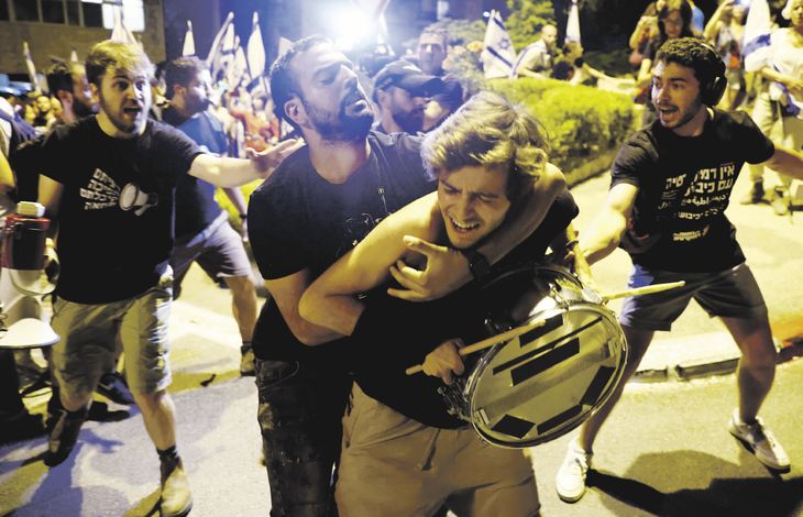 LUCHA. Un oficial de policía se pelea con un manifestante mientras la gente se expresa en protesta contra el primer ministro israelí, Benjamin Netanyahu, y la reforma judicial de su Gobierno. La medida de fuerza también se sintió en Tel Aviv. LUCHA. Un oficial de policía se pelea con un manifestante mientras la gente se expresa en protesta contra el primer ministro israelí, Benjamin Netanyahu, y la reforma judicial de su Gobierno. La medida de fuerza también se sintió en Tel Aviv.